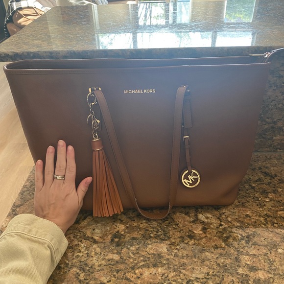 Micheal Kors Camel Shoulder Bag - Picture 2 of 9